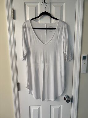 torrid White V-Neck Tunic Top